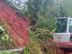 Dinas PU Bersihkan Material Pasca Longsor Di ruas Neglasari