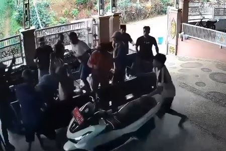 Kepala Desa di Lumajang Dibacoki di Teras Rumah Sendiri, 12 Orang Diburu Polisi