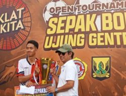 Puncat HUT Ke18 Ujunggenteng, Anggota DPRD Serahkan Trofi Juara