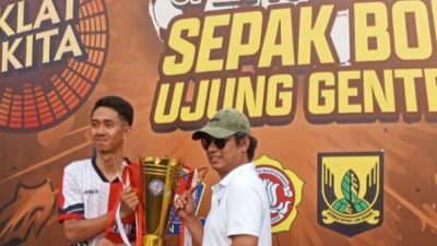Puncat HUT Ke18 Ujunggenteng, Anggota DPRD Serahkan Trofi Juara
