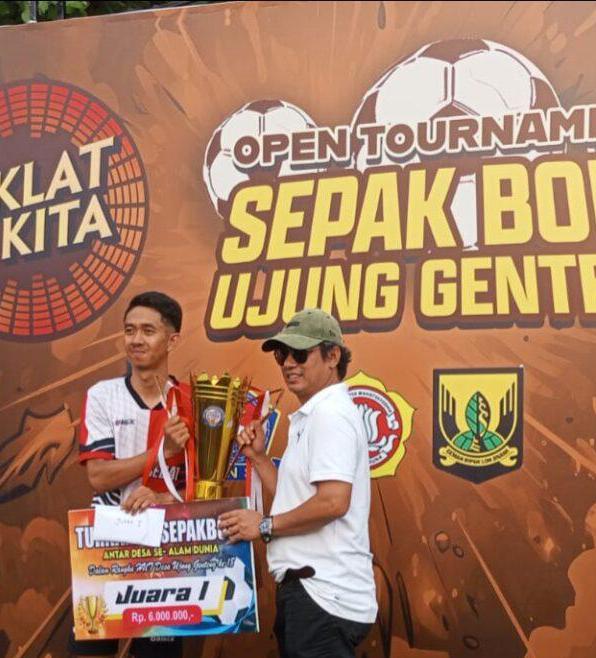 Puncat HUT Ke18 Ujunggenteng, Anggota DPRD Serahkan Trofi Juara