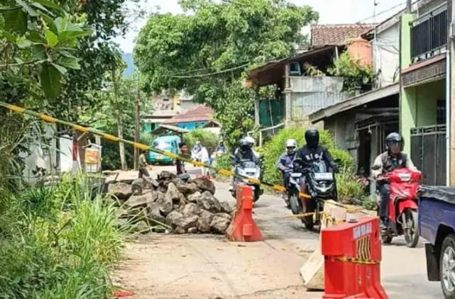 Dinas PU Tangani Jalan Kabupaten Yang Amblas di Karangtengah