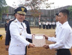 Pimpin Upacara HUT Ke 81 Kemeedekaan RI Di Lapas Kelas IIA Warungkiara, Wabup Serahkan SK Remisi