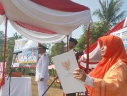 Ketua Fraksi DPRD Kabupaten Sukabumi Bacakan Teks Proklamasi Pada Upacara Kemerdekaan di Cisolok