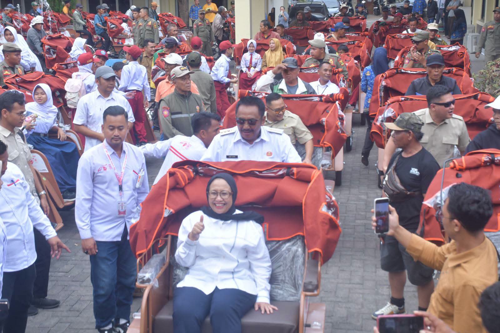 Bupati Sukabumi Distribusikan Becak Listrik Bantuan Presiden